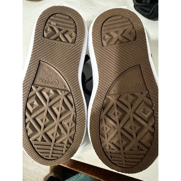 Converse All Star kids Size 11 Black with Hearts - Picture 2 of 5